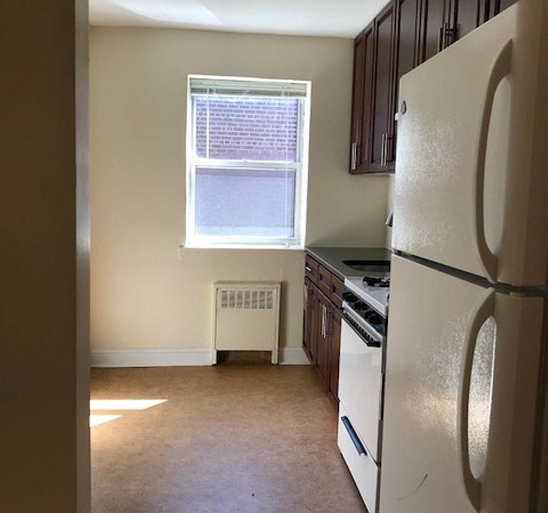 2nd image of 2021 Parsons Blvd APT B