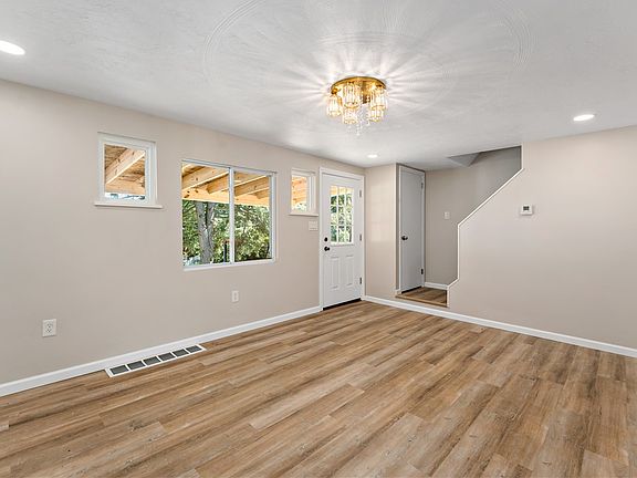 5th image of 439 Elwood Dr