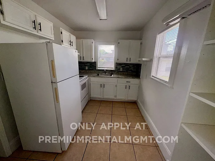 2330 S Ferncreek Ave #C — Photo 4