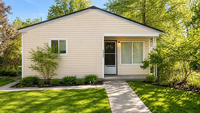 4 bed, 1.0 bath, 1300 sqft, $1,600 — Photo 2