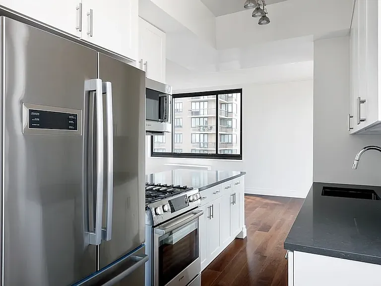 200 E 82nd St #21DE — Photo 22