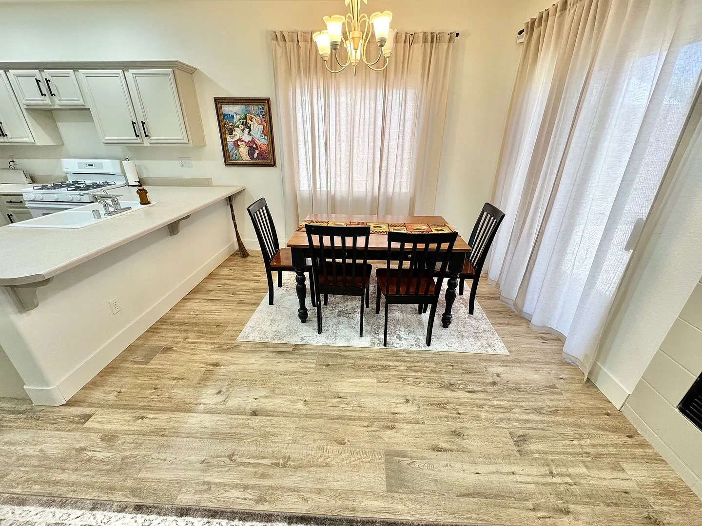 Beautiful Fully Furnished Southwest Las Vegas Home In A Prime Location — Photo 4