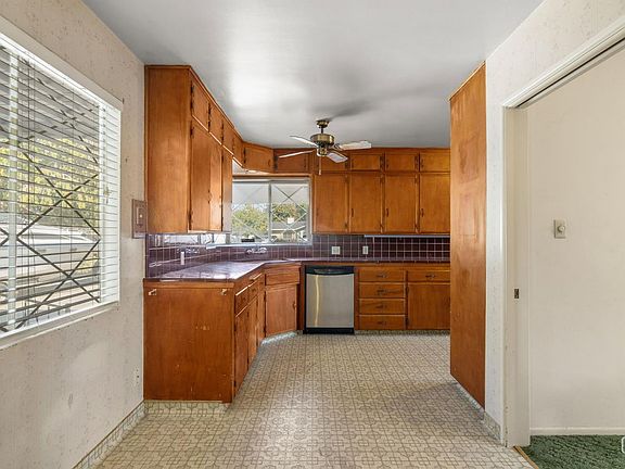 4th image of 5013 Laguna St
