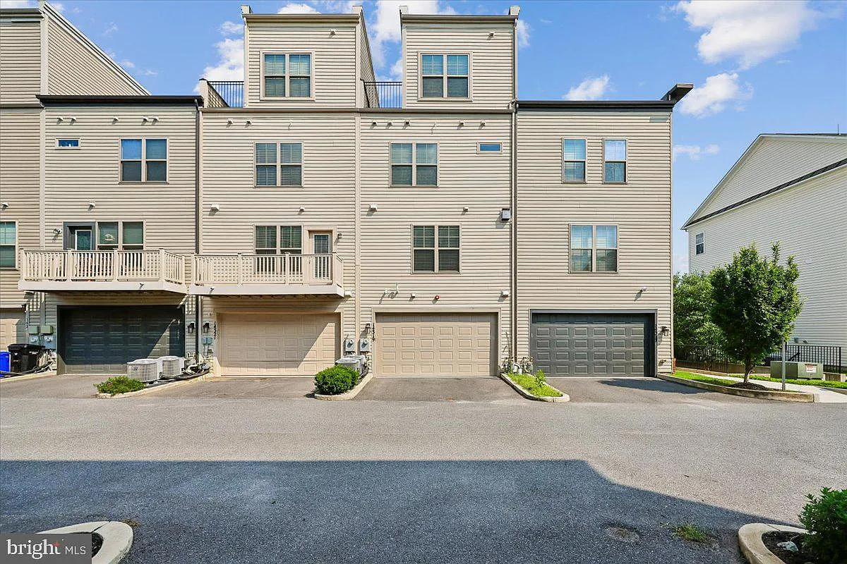 3 bed, 5.0 bath, 1881 sqft, $3,850 — Photo 2