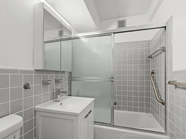 211 East 53rd Street image 6 of 7