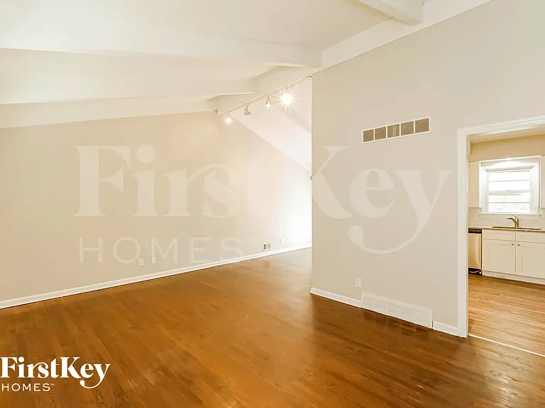 4411 NE 49th Ter — Photo 5