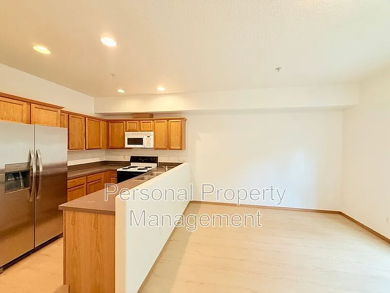 855 NW Ivy St — Photo 3