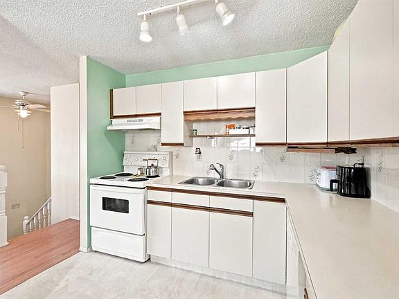 4th image of 38 E Meadowview Close