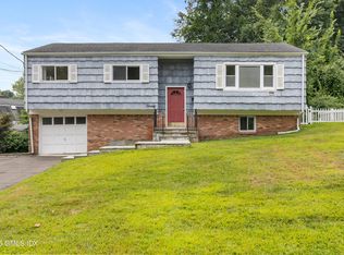 20 Lancaster Pl, Stamford, CT 06905