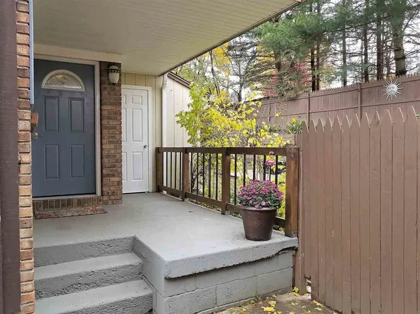 4 Brookview Ln, Troy, NY 12180