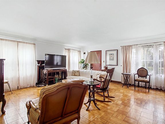 4th image of 202 Riverside Dr