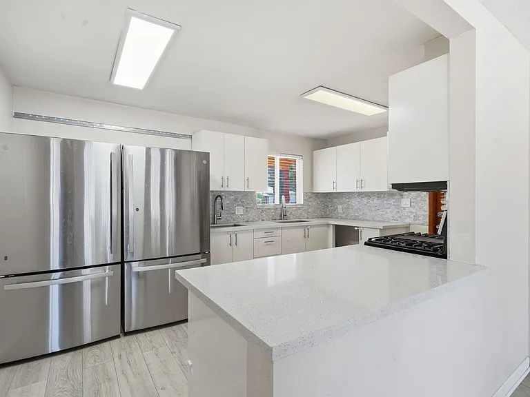 742 E Sierra Vista Dr — Photo 7