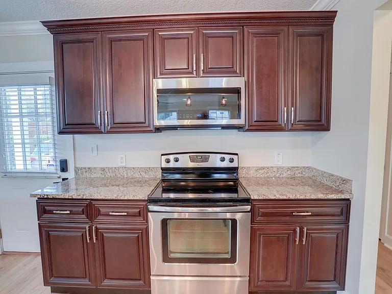 1033 N Hampton Ave — Photo 13