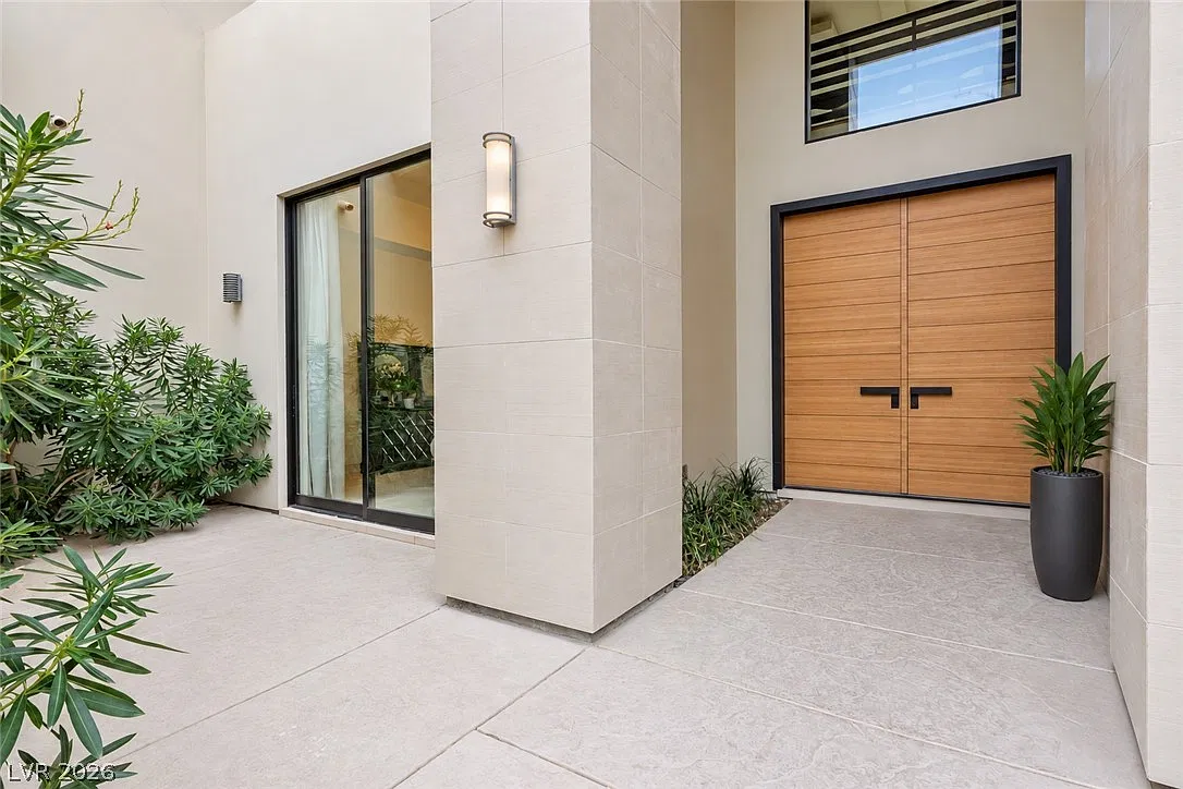 5 bed, 5.5 bath, 7022 sqft, $10,000 — Photo 2