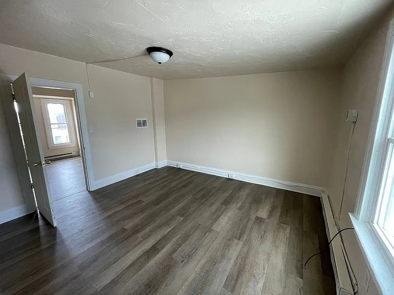 720 W Poplar St — Photo 2