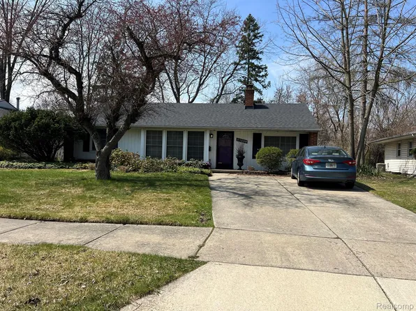 27299 Red Leaf Ln, Southfield, MI 48076