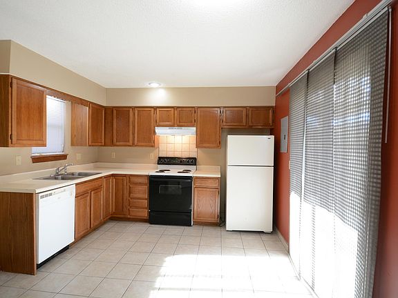 3rd image of 1023 NE Lindsay Ave APT A