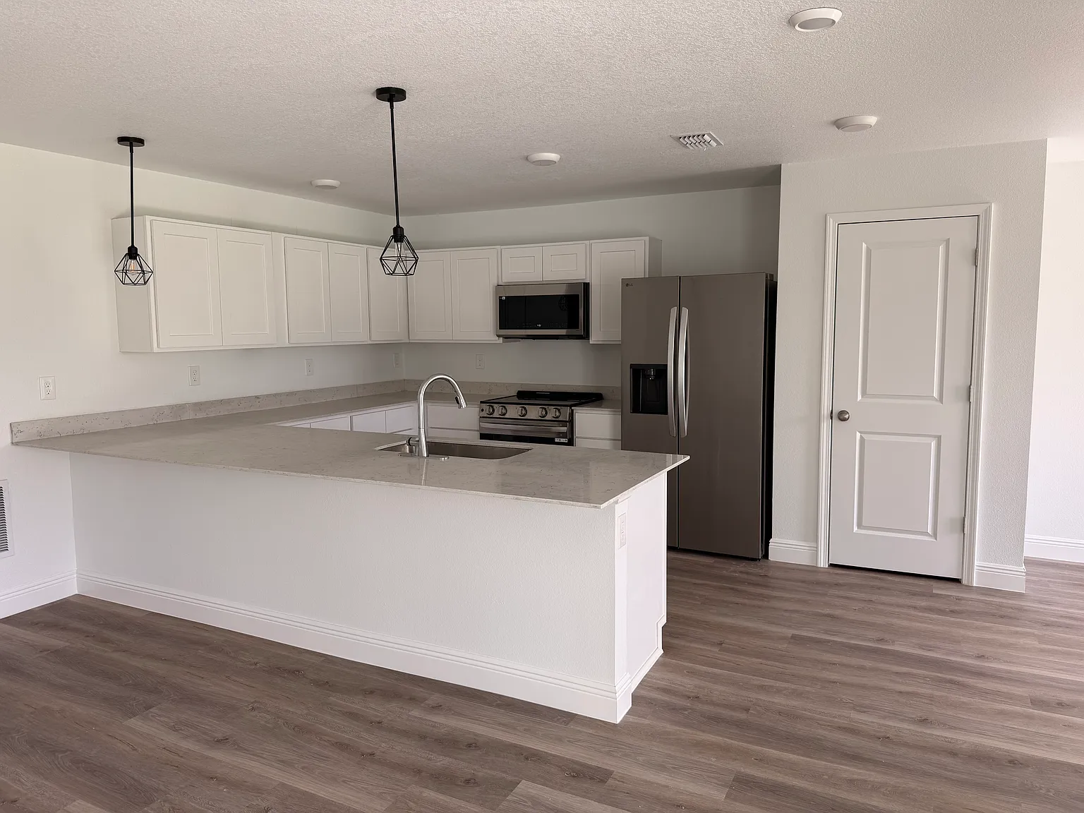 4 bed, 1811 sqft, $1,925 — Photo 2