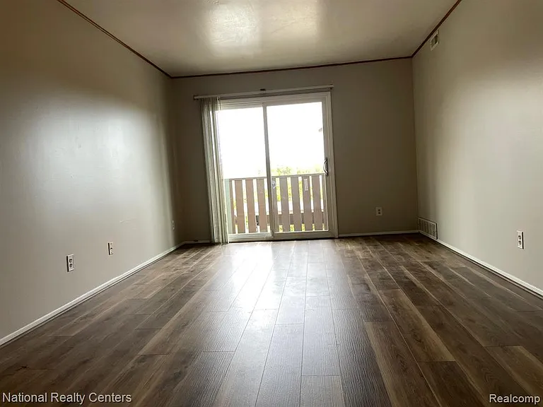 8719 Meadowbrook Dr — Photo 2