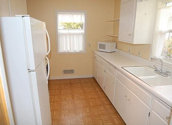 3rd image of 1101 Hoyt Ave W