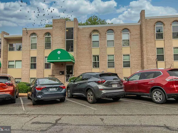 5 Canterbury Sq APT 201, Alexandria, VA 22304