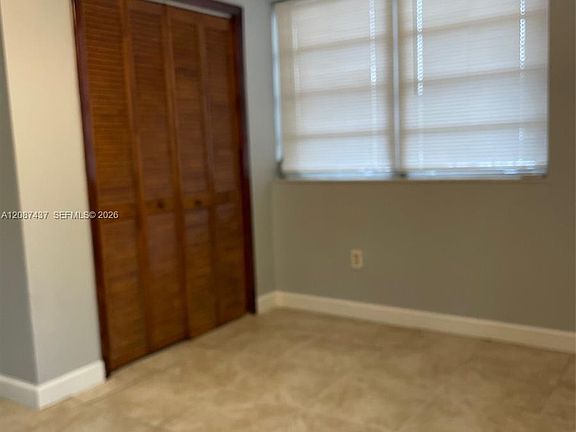 4th image of 951 SW 9th St #1
