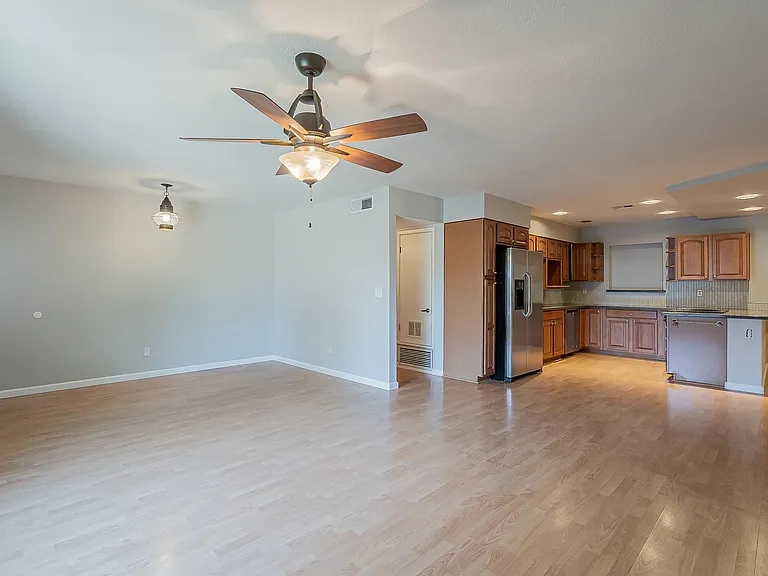 613 W 15th St — Photo 3