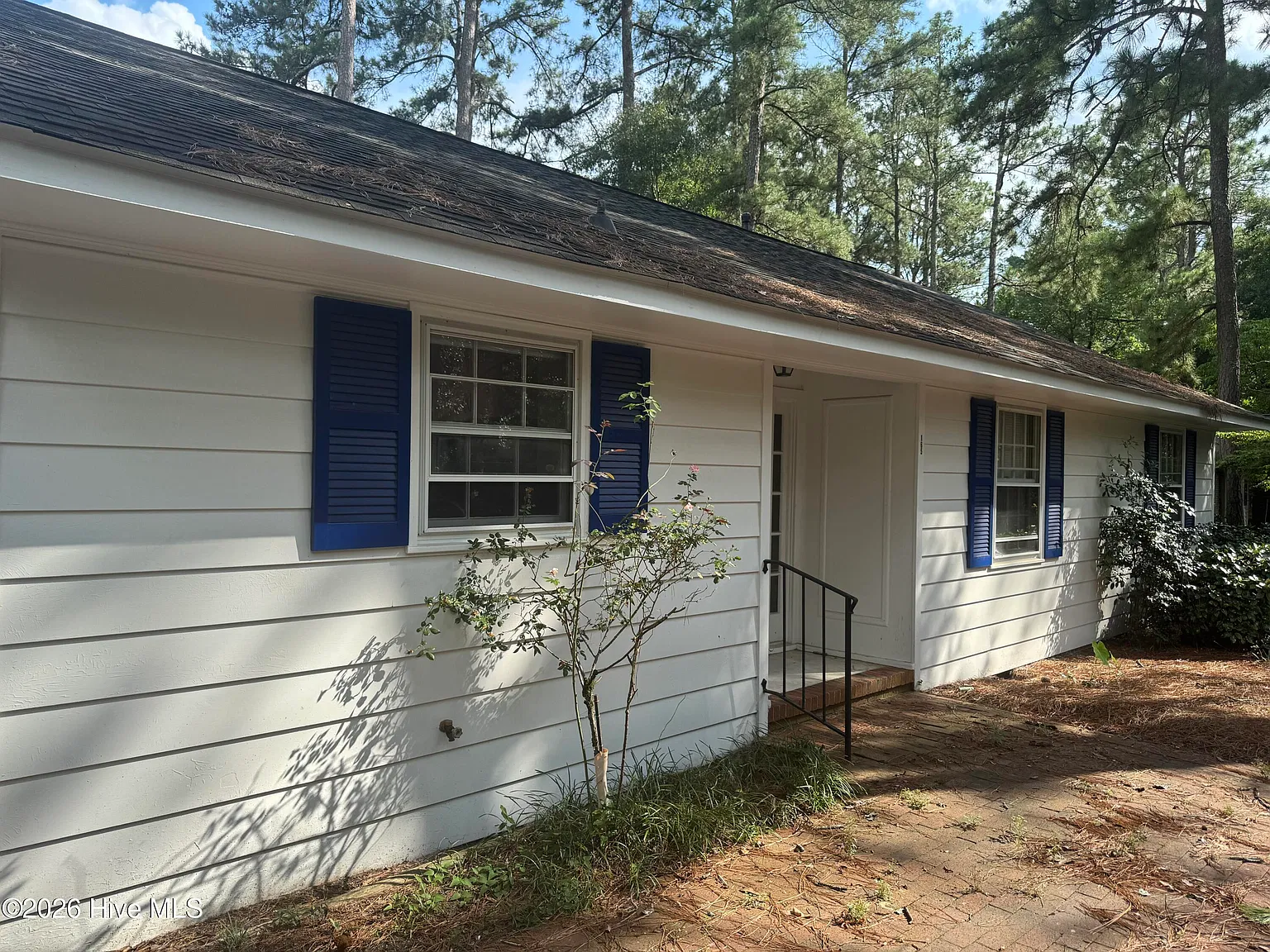 3 bed, 2.0 bath, 2139 sqft, $2,400 — Photo 2
