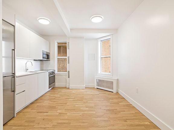 5th image of 301 E 21st St APT 10L