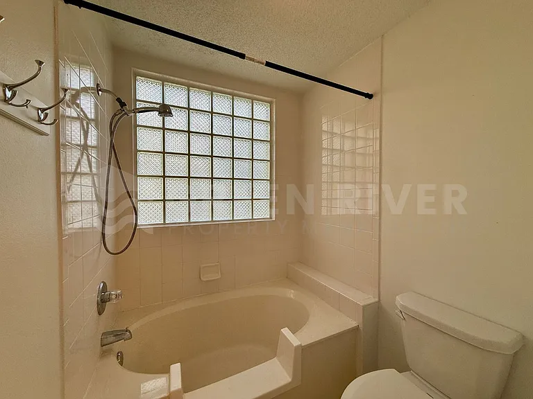 204 Augusta Cir — Photo 18