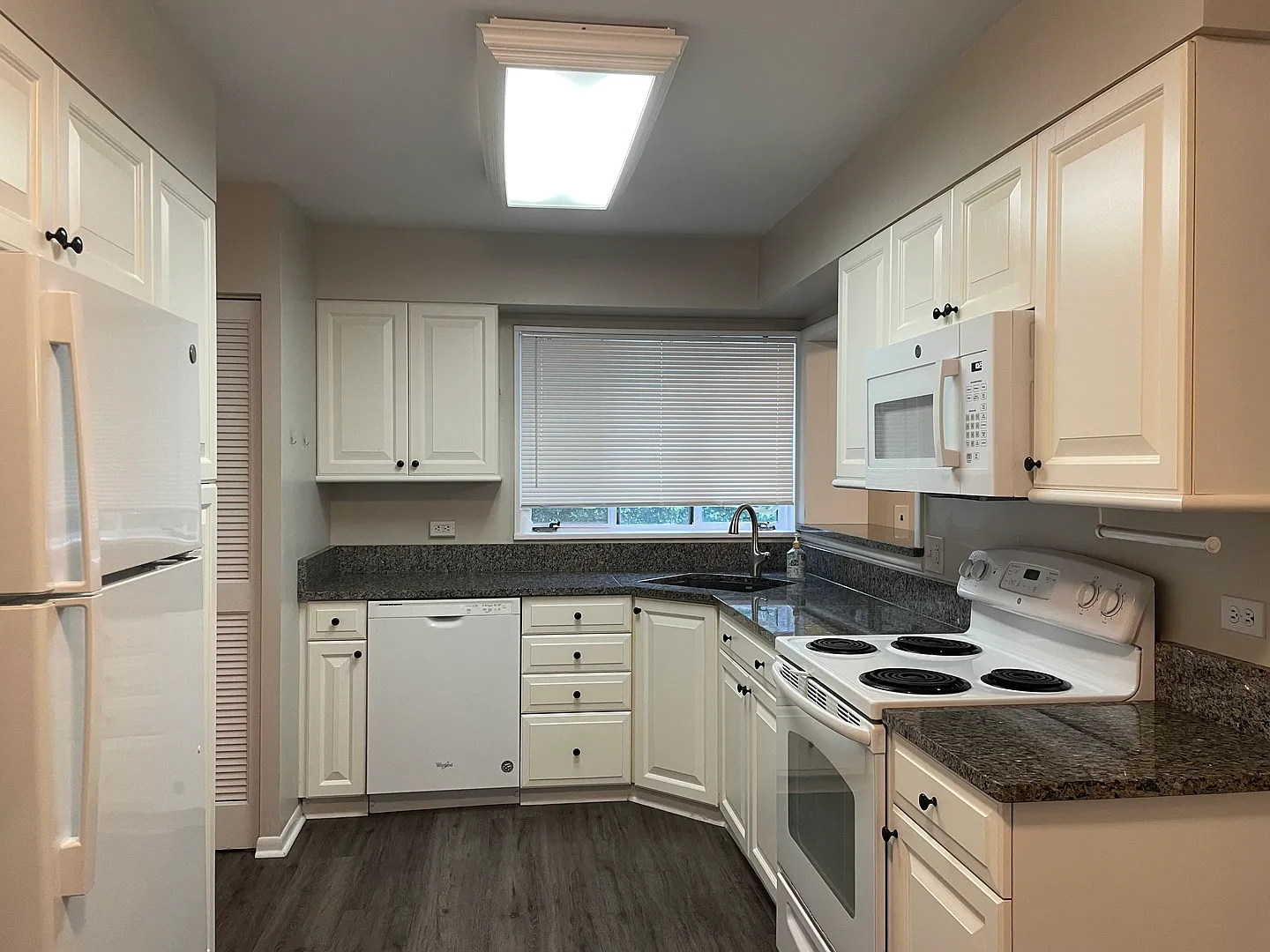 3 bed, $2,950 — Photo 2