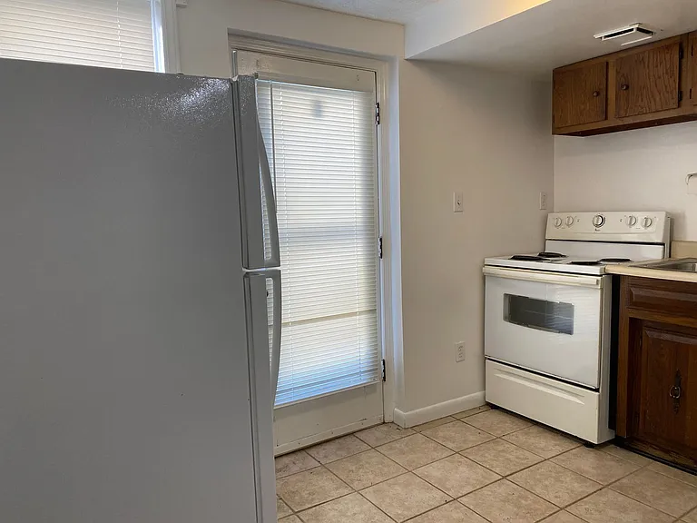 586 S College St — Photo 1