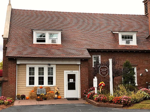 Colonial Village Apartments — Photo 8
