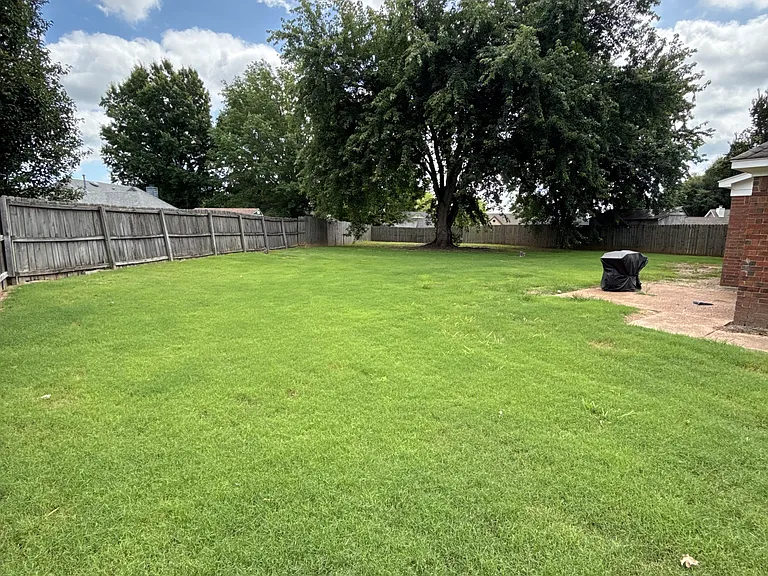 35 Oak Lake Cv — Photo 3