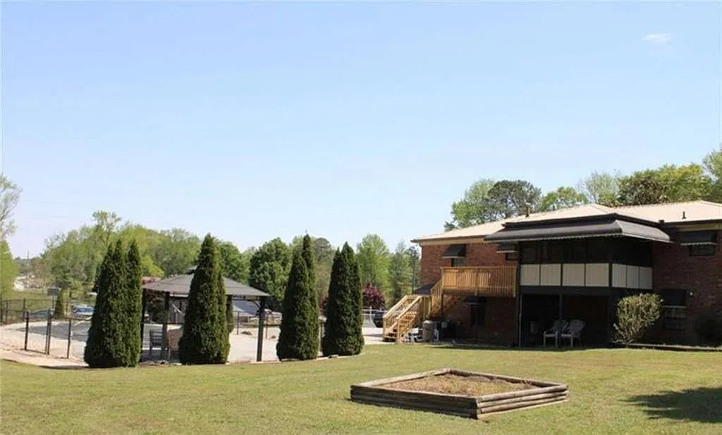 4 bed, 3.0 bath, 2600 sqft, $2,600 — Photo 3