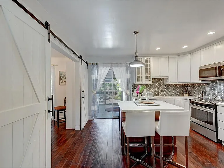 1840 SE 7th St — Photo 1