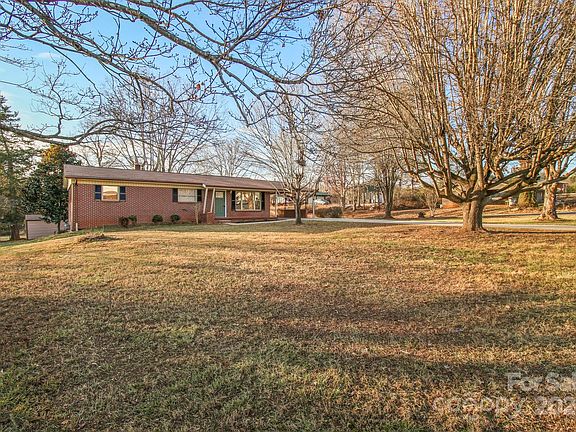 5th image of 2404 Lincoln Ln SW