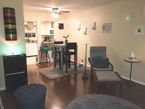 Comfy L shaped living and dining area w/open view to kitchen