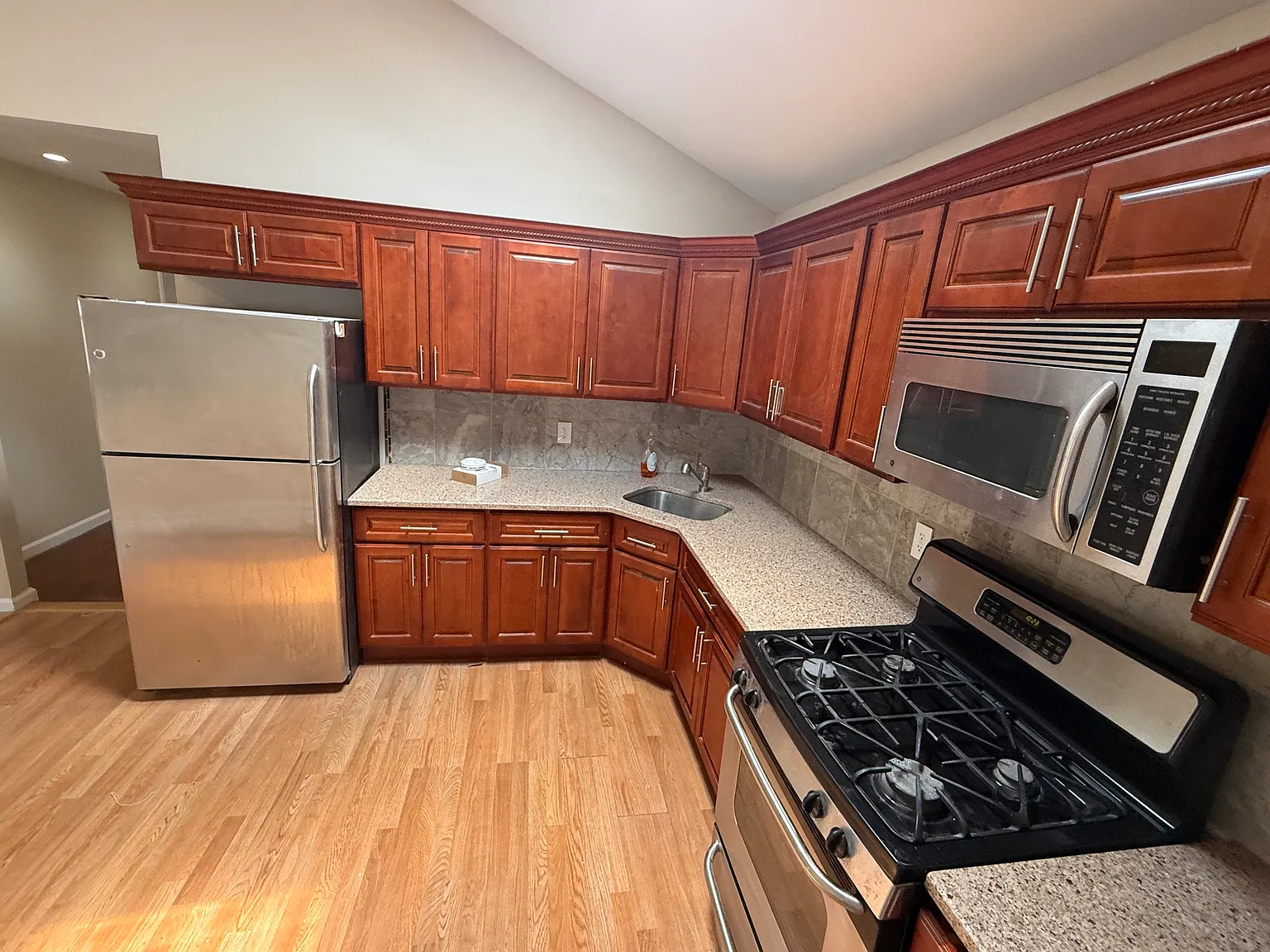 3 bed, 1160 sqft, $3,950 — Photo 3