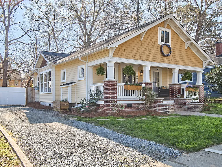 1925 bungalow completely renovated in 2021