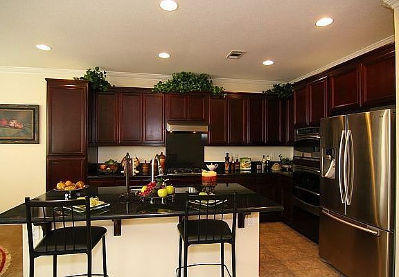 Eat-In Barstool Kitchen Countertop w/ Upgraded Stainless Steel Apliances