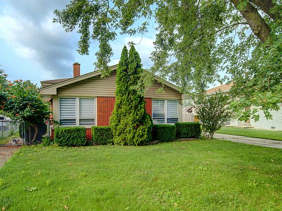 2nd image of 513 W Willow Gln