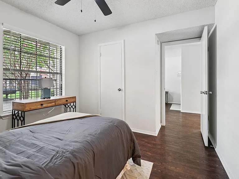 B1 Guest room from bath door