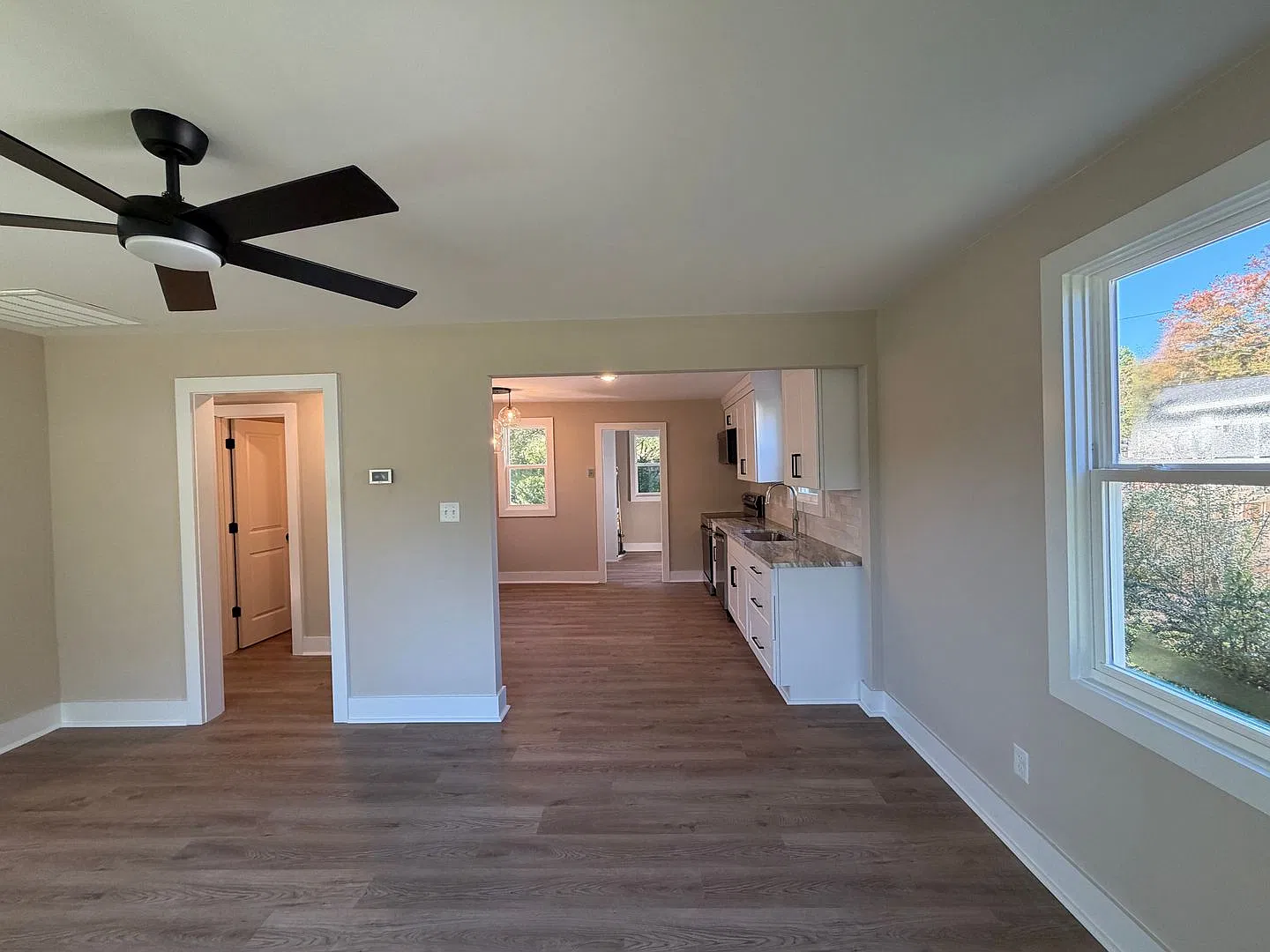 Beautifully Renovated 2-Bedroom Home with Fenced Backyard 1507 Pollock Street — Photo 4