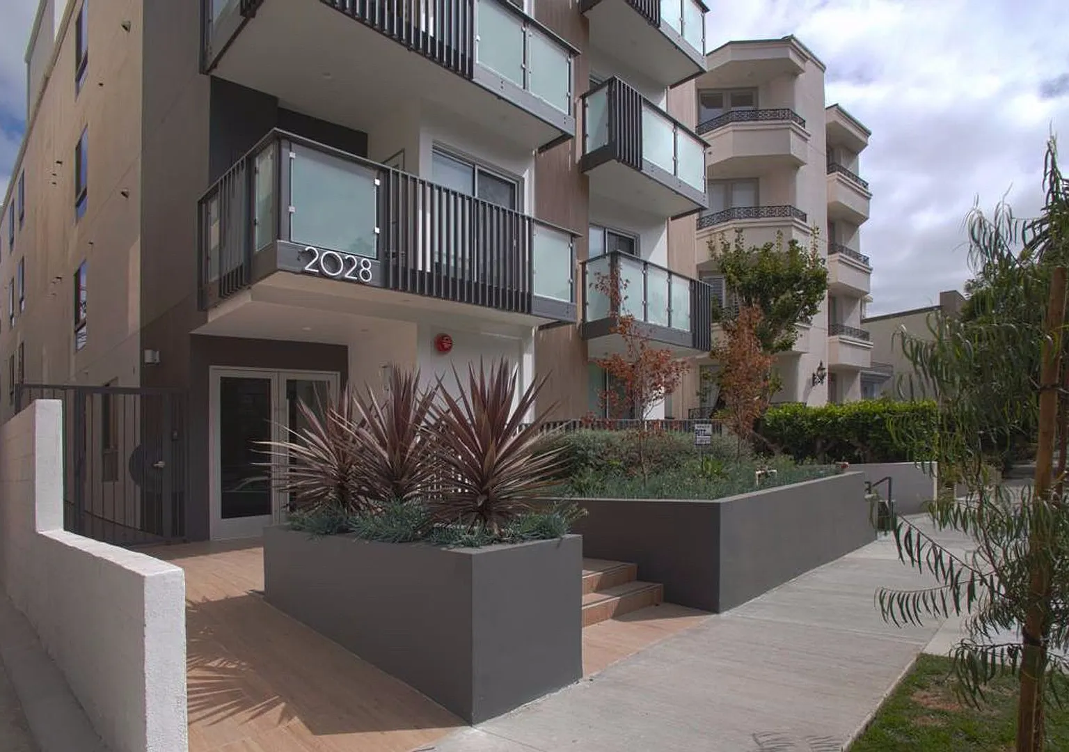 3 bedroom with gated parking! — Photo 2