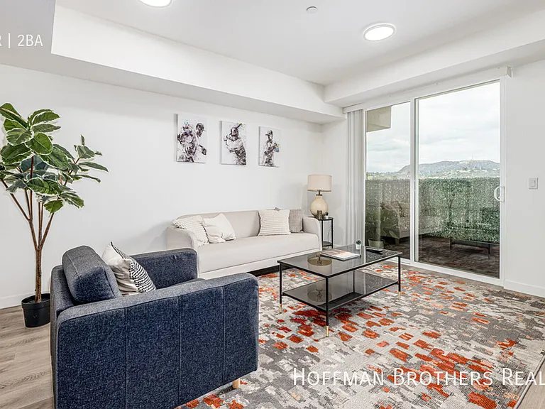 900 N Ardmore Ave #303 — Photo 1