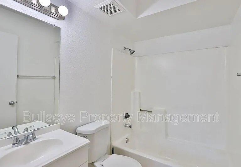 1540 W Mercer Ln #4 — Photo 9