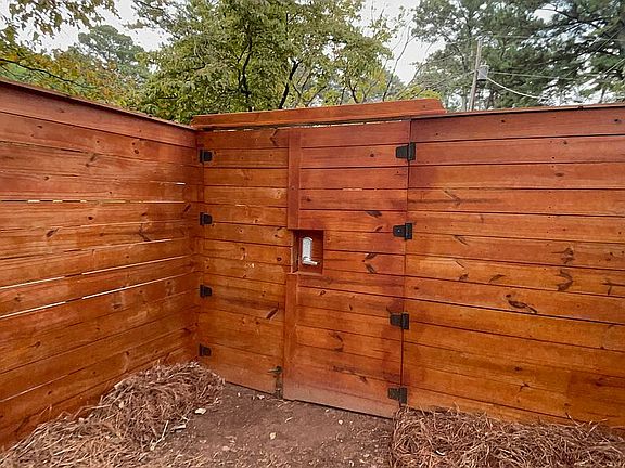 6 foot fence around backyard