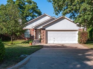 633 Oak View Ct, Azle, TX 76020