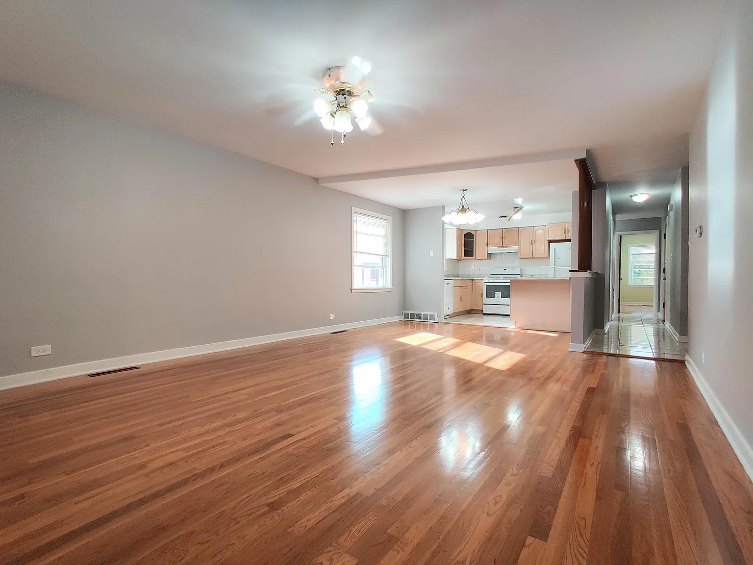 2 bed, 900 sqft, $2,300 — Photo 2
